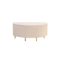 Ottomane demi-lune en cuir synthétique beige avec pieds dorés.