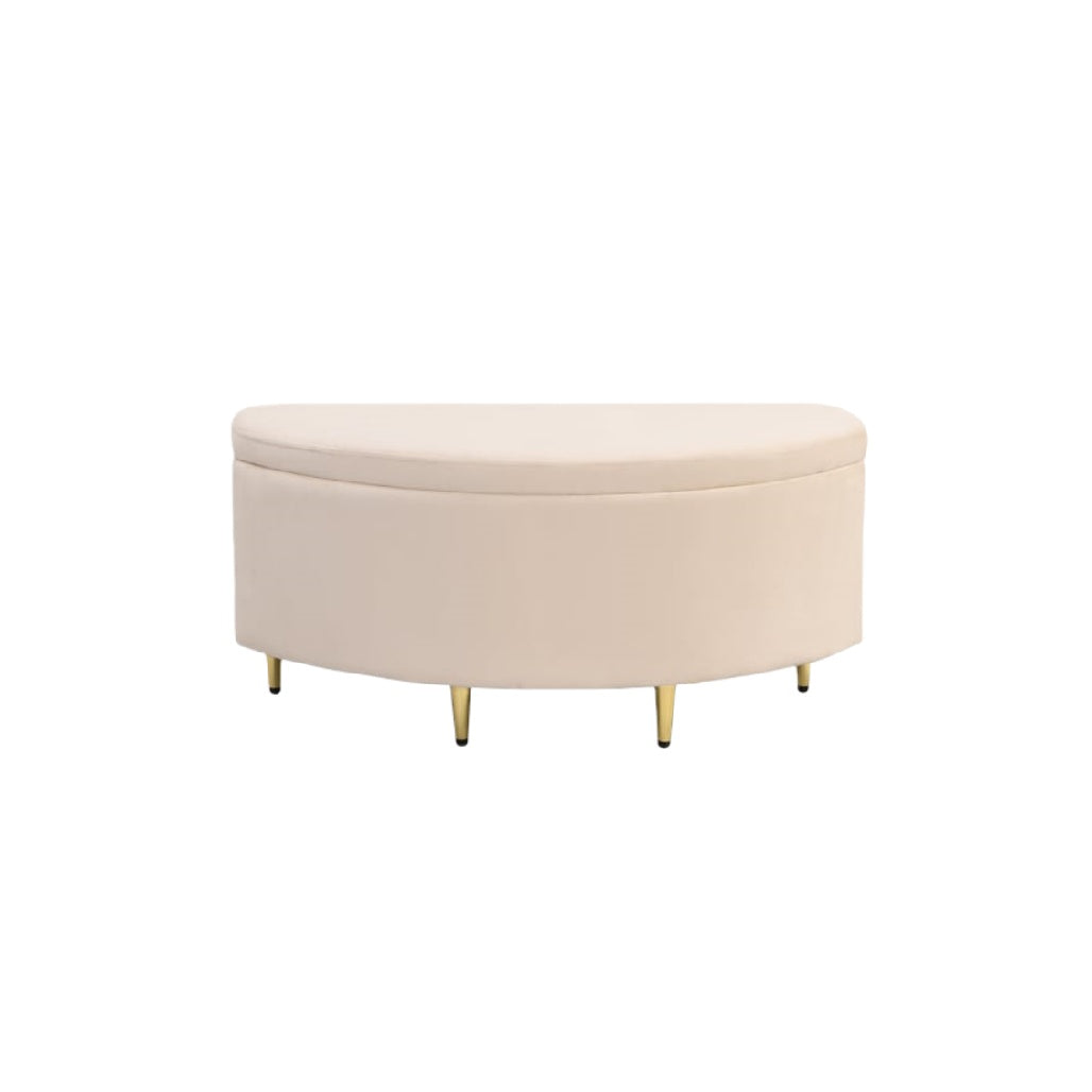 Ottomane demi-lune en cuir synthétique beige avec pieds dorés.