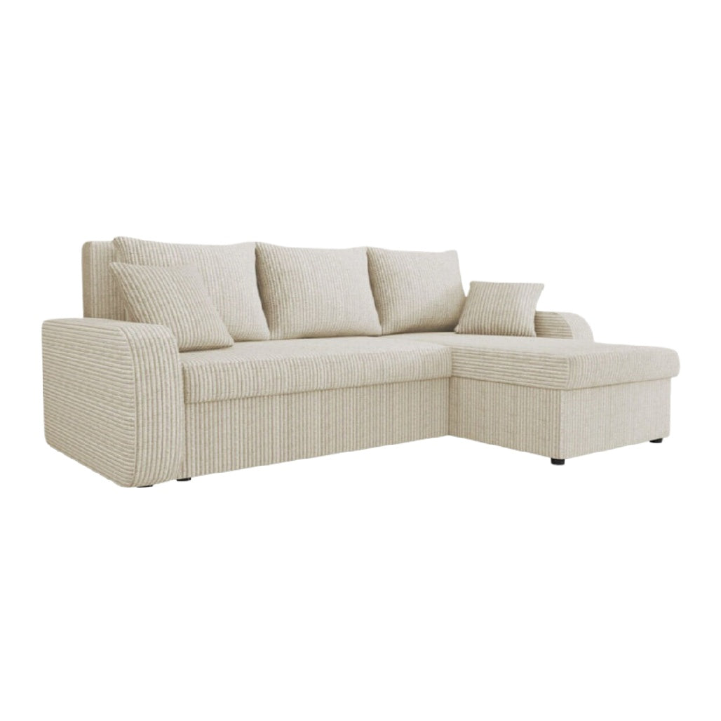 Canapé d'angle en tissu beige avec accoudoirs arrondis et coussins confortables.