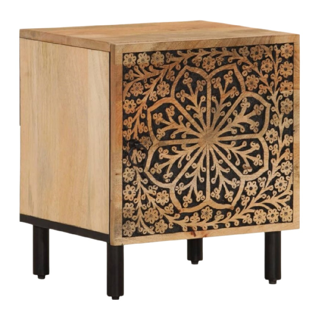 Table de nuit en bois sculpté avec motifs floraux, finition naturelle.