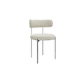 Chaise contemporaine avec rembourrage en tissu beige et structure en métal chromé.