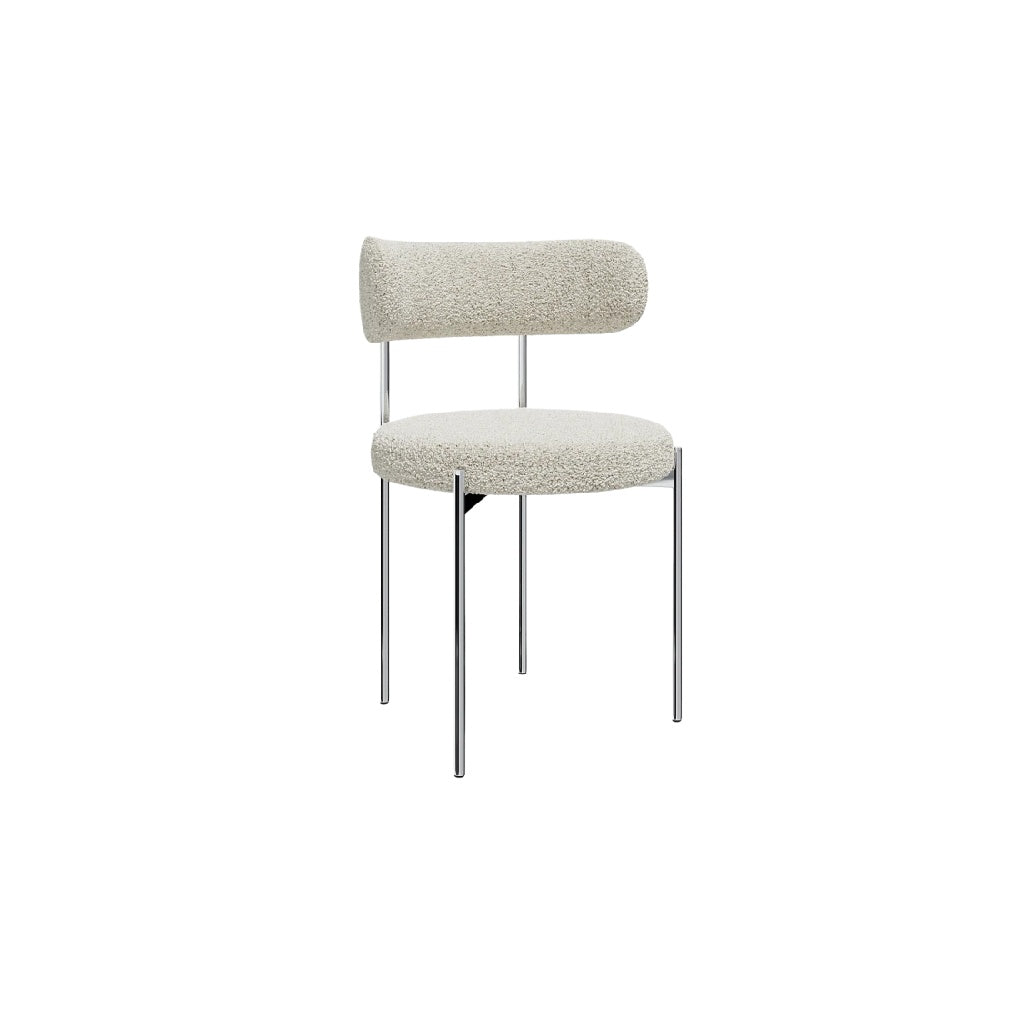 Chaise contemporaine avec rembourrage en tissu beige et structure en métal chromé.